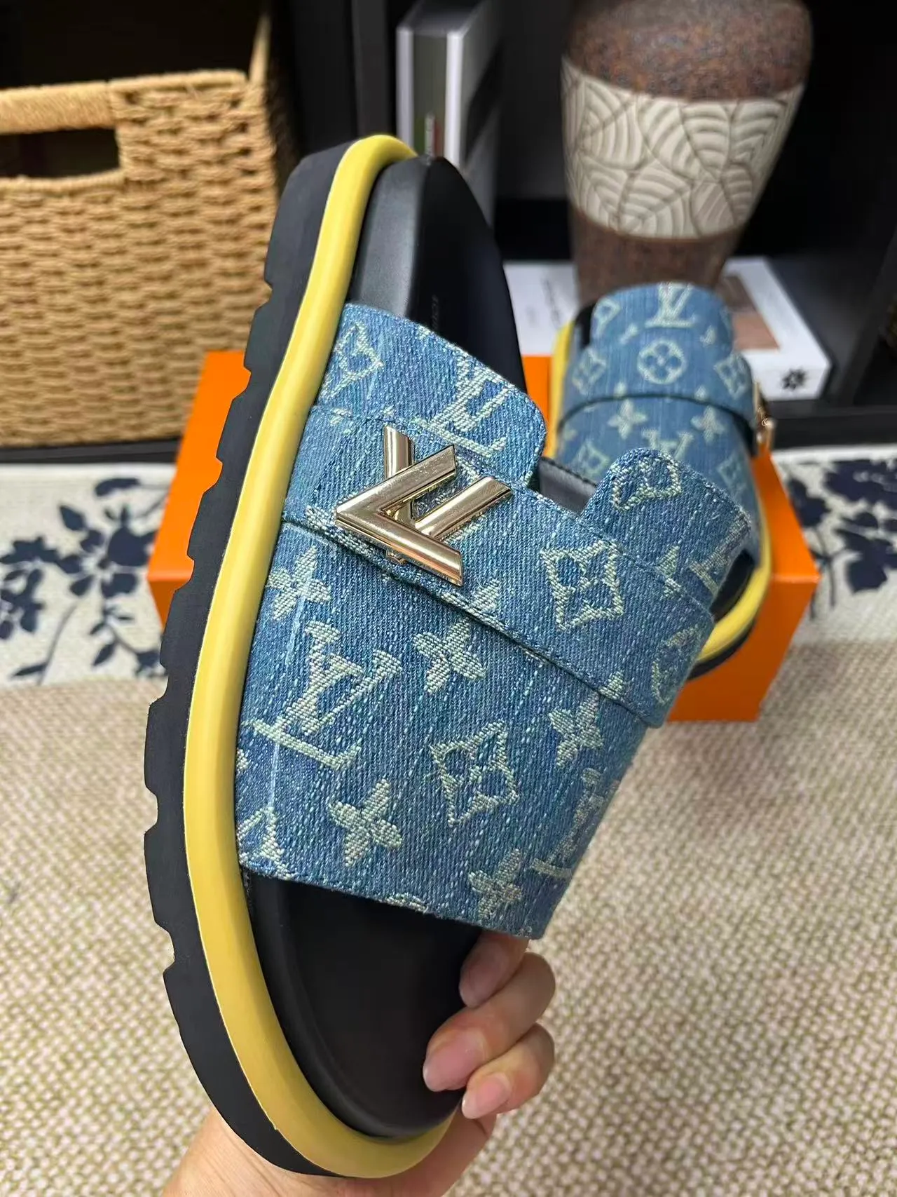 P340 [New Style] [LOUIS VUITTON] Louis Vuitton, LV printing, men's and women's slippers are now on the market, packed in drawer boxes with cloth bags and cards, the upper pattern looks very soft and waxy, and is a super versatile leg slimming tool. Fabric: imported denim/canvas/old fabric, LV hardware LOGO, official website pattern printing, comfortable to wear, feet: high-elastic PU water table. Sole: foam sole, heel height: about 5cm. Code number: 35-46, 35, 45, 46 are custom-made and non-returnable. Color: multiple colors and styles available.